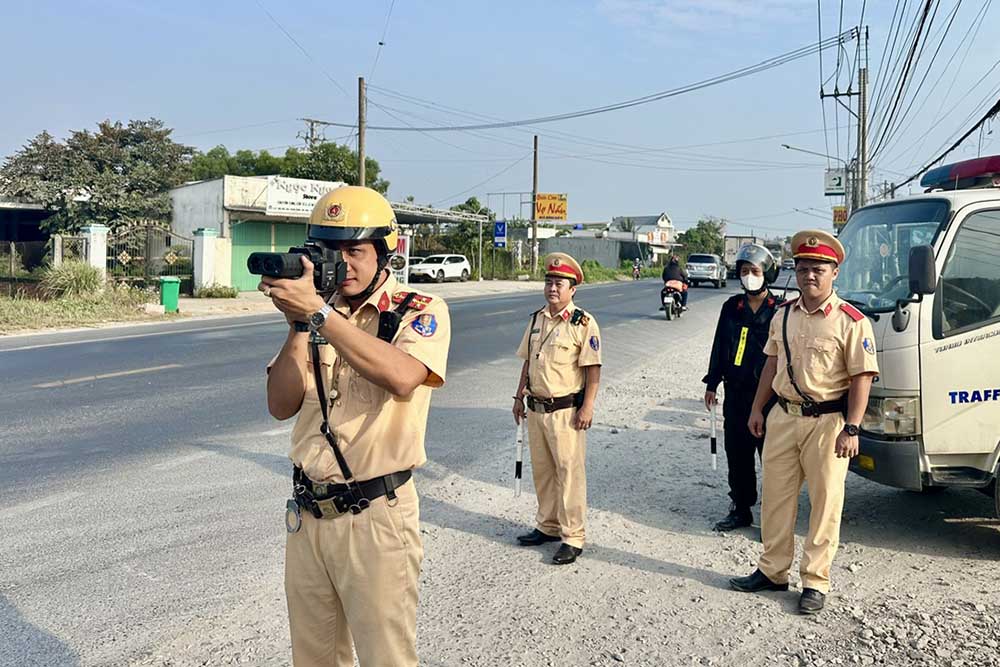 テト期間中の交通安全を確保するために、タイニン省交通警察は多くの検査を実施しています。写真:タイン・ヴー