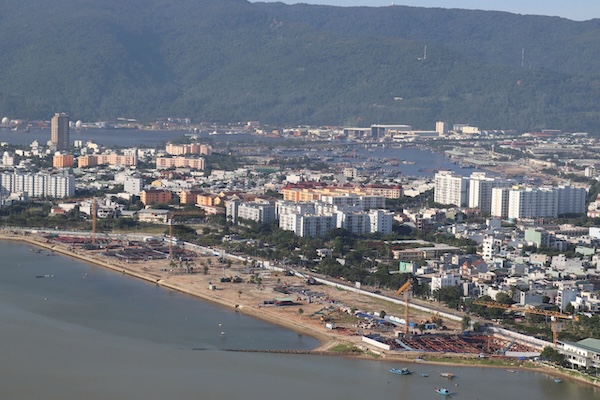 Many real estate exchanges and brokerage businesses are eligible to operate under new regulations in Da Nang. Photo: Nguyen Linh