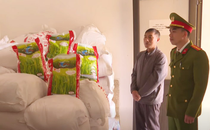 Đối tượng Hùng bên cơ sở sản xuất gạo giả. Ảnh: Công an Hà Tĩnh.