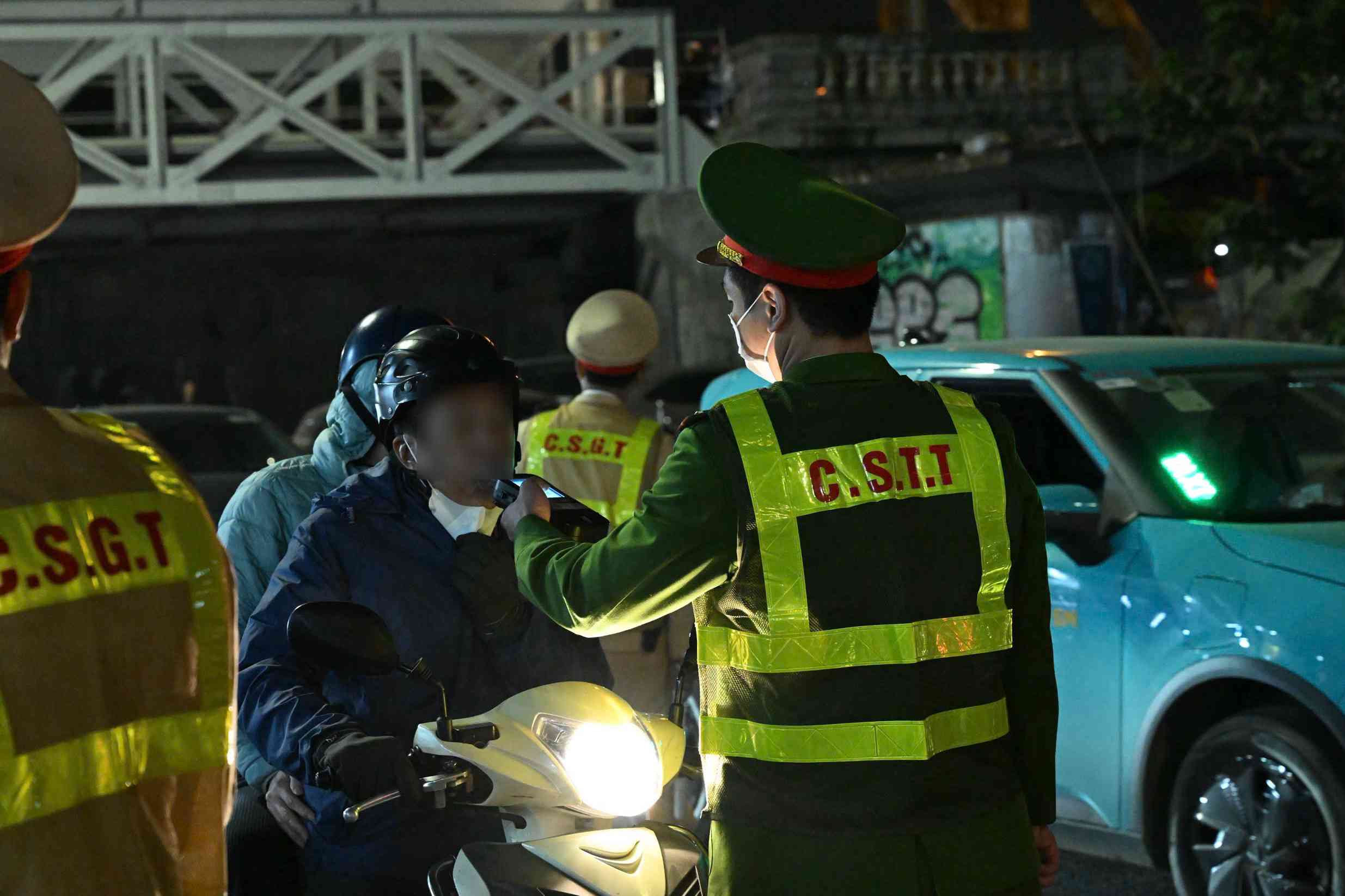 Lực lượng CSGT phối hợp công an phường kiểm tra nồng độ cồn. Ảnh: Tiến Ngô