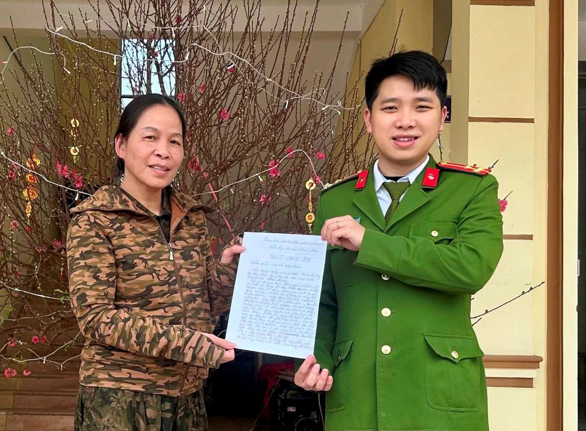 The woman who received back the mistakenly transferred money sent a letter of thanks to the police force. Photo: Hai Phong City Police
