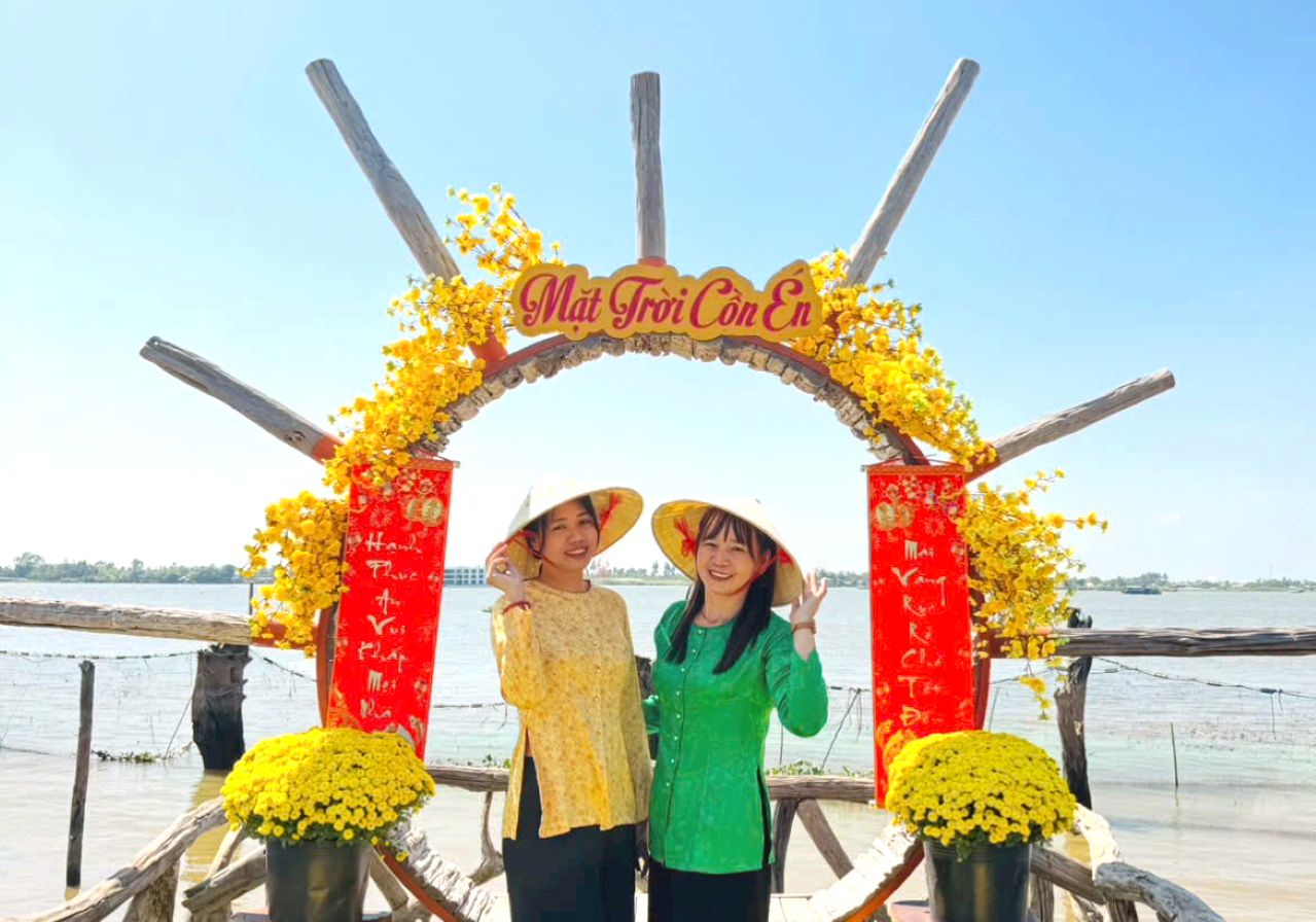 Mặt trời Cồn Én, góc check-in độc đáo cho du khách đến với Khu du lịch sinh thái Cồn Én. Ảnh: Kim Yến