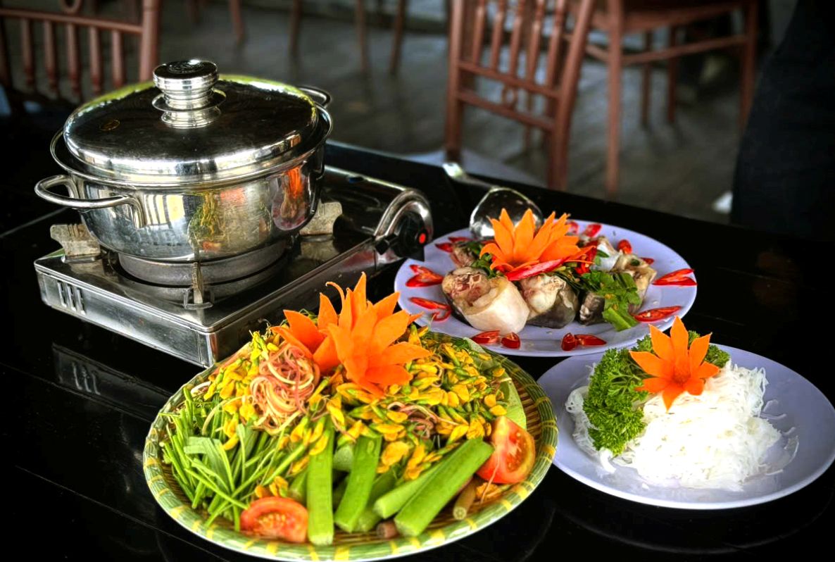 Bữa ăn đầy màu sắc của rau trái được kết tinh từ phù sa sông nước. Ảnh: Kim Yến