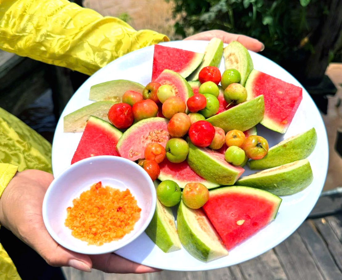 Trái cây ở Khu du lịch sinh thái Cồn Én luôn tươi ngon chờ du khách. Ảnh: Kim Yến