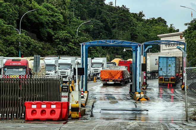 Border gates in Lang Son will temporarily suspend customs clearance during the time when China is on Tet holiday. Photo: Khanh Linh