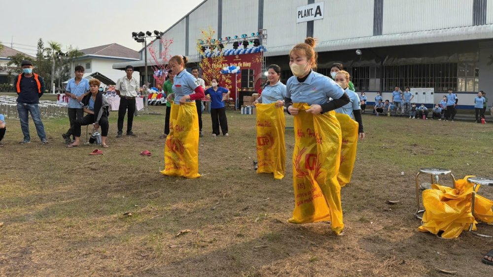 Đoàn viên, NLĐ hào hứng tham gia các trò chơi. Ảnh: Cẩm Tú