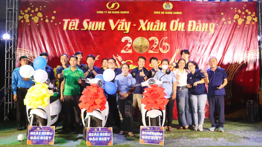 Trade union members and employees of An Giang Samho Co., Ltd. are excited to receive gifts. Photo: Cam Tu