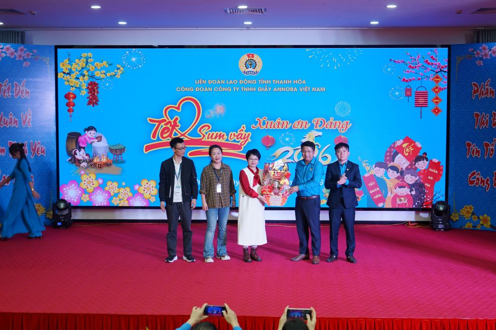 Đại diện lãnh đạo LĐLĐ tỉnh Thanh Hóa tặng quà Tết đến lãnh đạo 