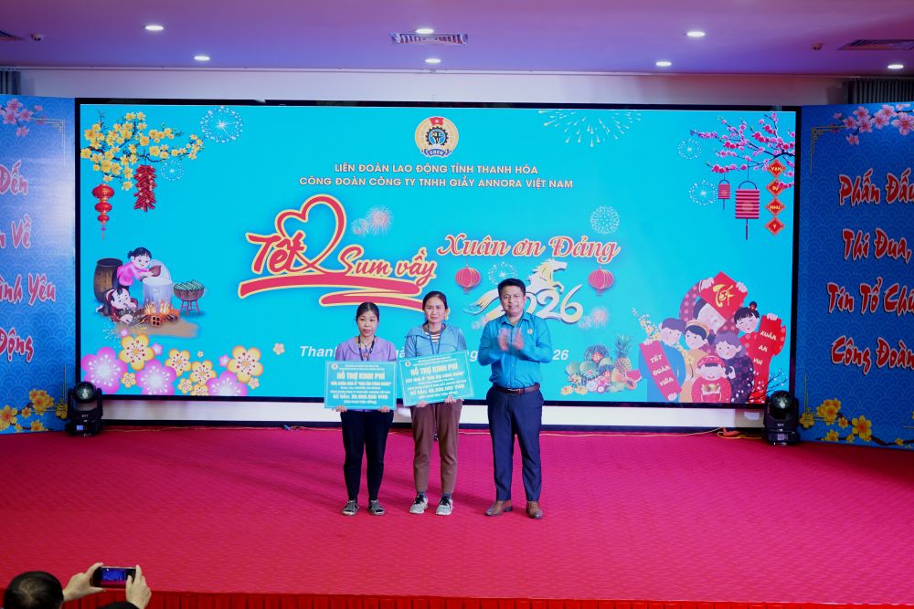 Đại diện lãnh đạo LĐLĐ tỉnh Thanh Hóa trao hỗ trợ 