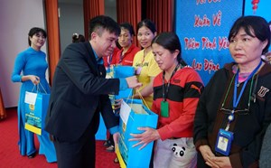 More than 1,000 gifts presented to union members and workers at Annora Vietnam Shoe Company