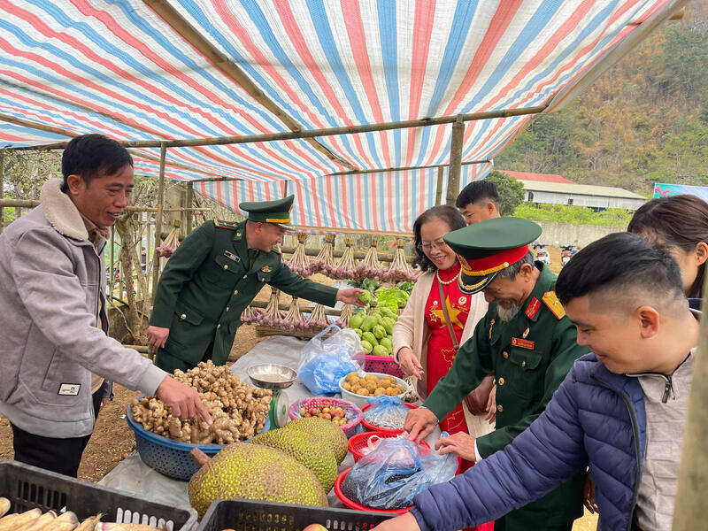 Hoạt động thắt chặt tình quân - dân. Ảnh: Mai Cảnh