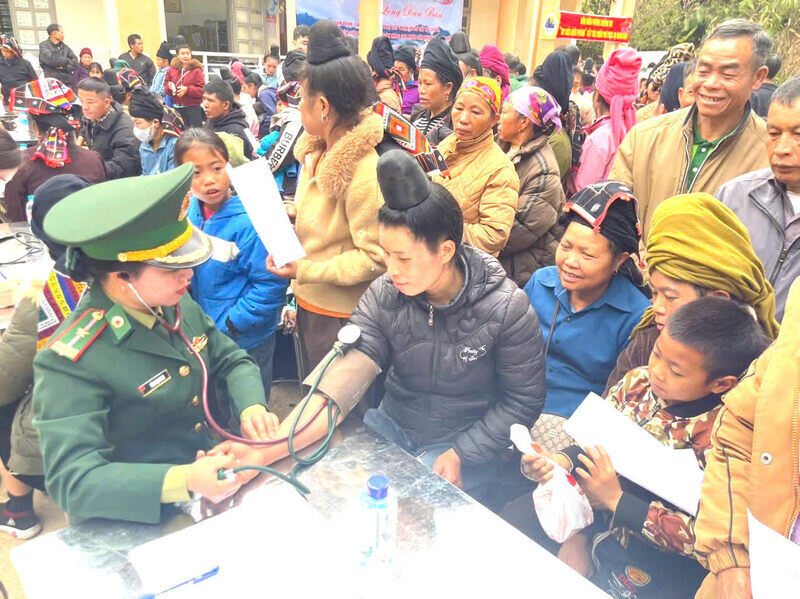 Người dân vùng biên được khám và cấp thuốc miễn phí. Ảnh: Mai Cảnh