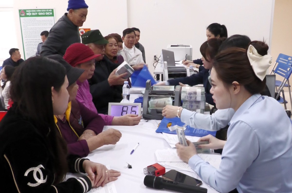 Households receive compensation and support funds for site clearance for the education complex construction project. Photo: Phu Lien Ward E-Portal