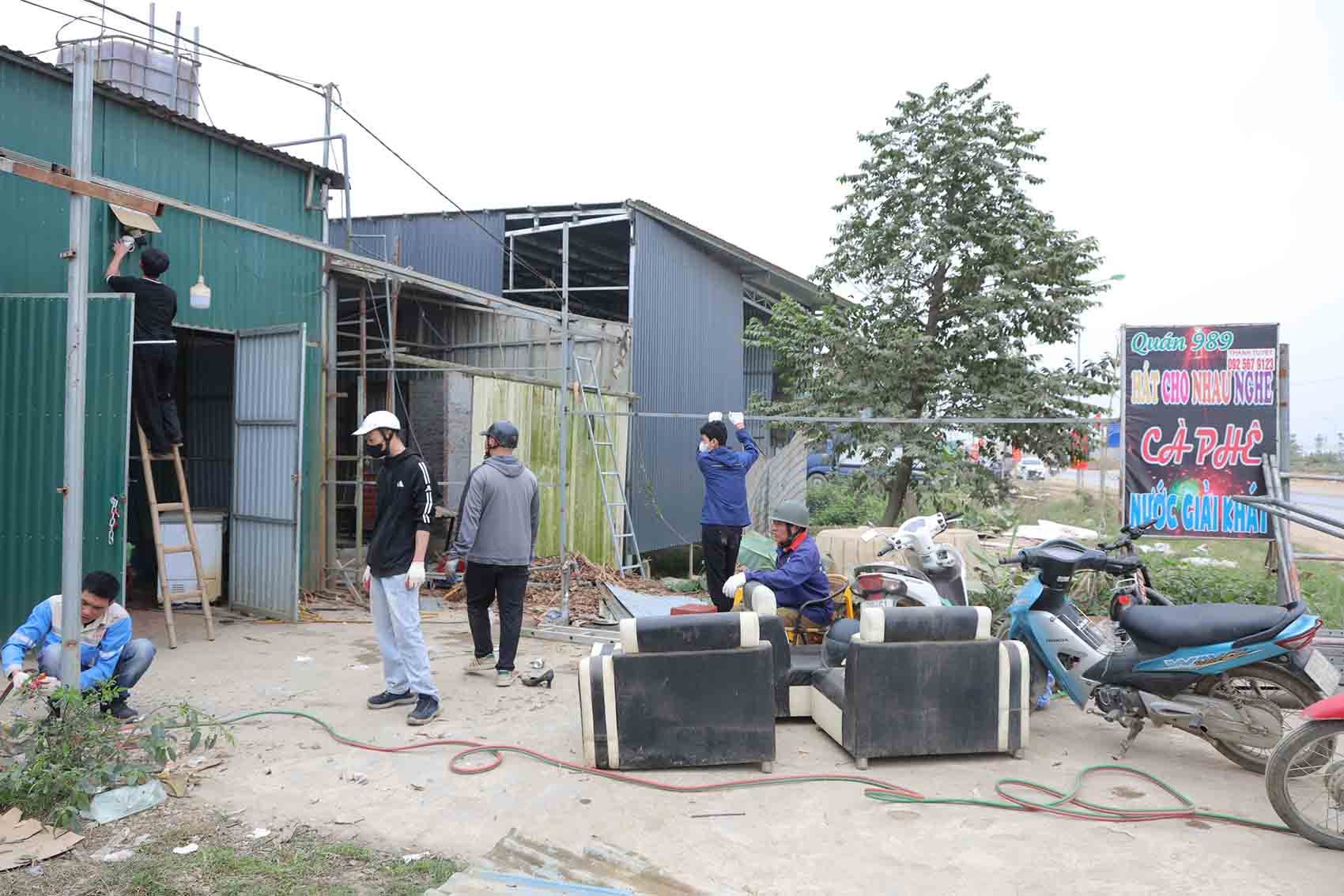People clear constructions and tents on traffic corridor land to construct the National Highway 6 expansion project. Photo: Phu Nghia Commune E-Portal