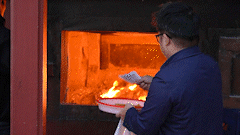 Tet Ong Cong Ong Tao, how to burn votive paper correctly.