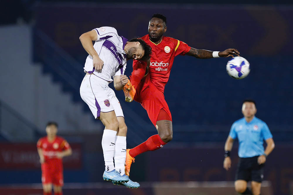 Becamex TPHCM (áo trắng) nhập cuộc tốt trước PVF-CAND. Ảnh: Hữu Phạm