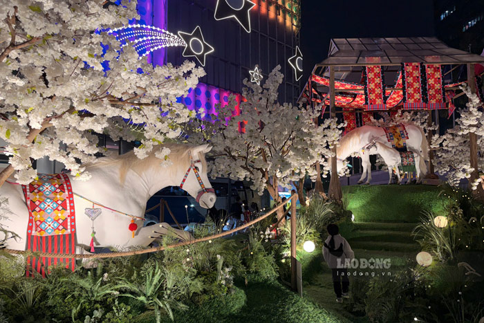 Khi lên đèn vào buổi tối, ánh sáng càng thêm lung linh khiến nhiều người thích thú.