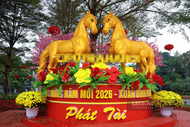 Trong đó, nổi bật nhất là linh vật ngựa với thiết kế độc đáo, đầy tính nghệ thuật. Là biểu tượng của năm Bính Ngọ 2026, hình tượng “thiên lý mã” mang theo khát vọng về một năm mới tràn đầy sức mạnh, tốc độ và gặt hái nhiều thành công.