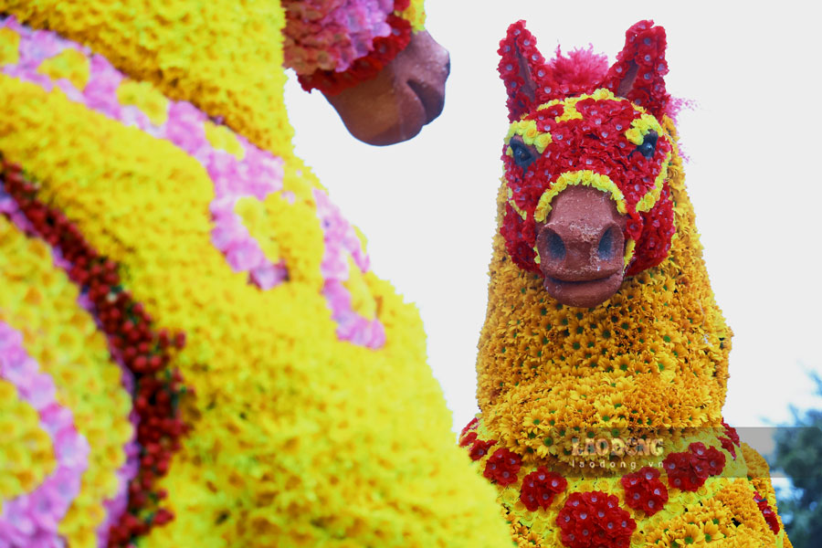 Hình ảnh linh vật ngựa được thiết kế bằng hàng trăm bông hoa trong khuôn khổ Hội chợ Hoa cây cảnh, sản phẩm OCOP và đặc sản vùng miền năm 2026 tại Công viên Thiên Văn học (Khu đô thị Dương Nội).
