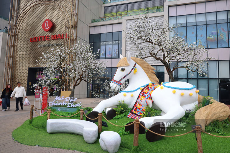 Tại các trung tâm thương mại, những linh vật ngựa cũng được thiết kế từ rất sớm.