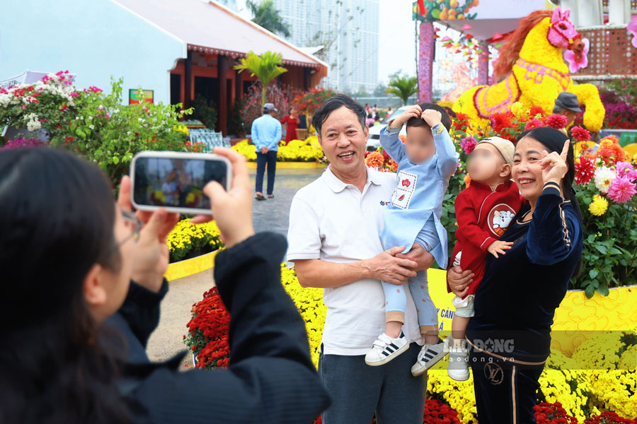 Vẻ đẹp độc đáo của các linh vật đã thu hút rất đông người dân và du khách tìm đến chiêm ngưỡng, ghi lại những khoảnh khắc đẹp bên gia đình trong những ngày cận Tết.