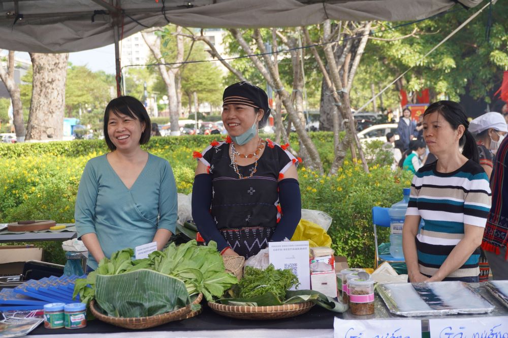People jump into bamboo poles and wrap banh chung at Da Nang Tet Market 2026