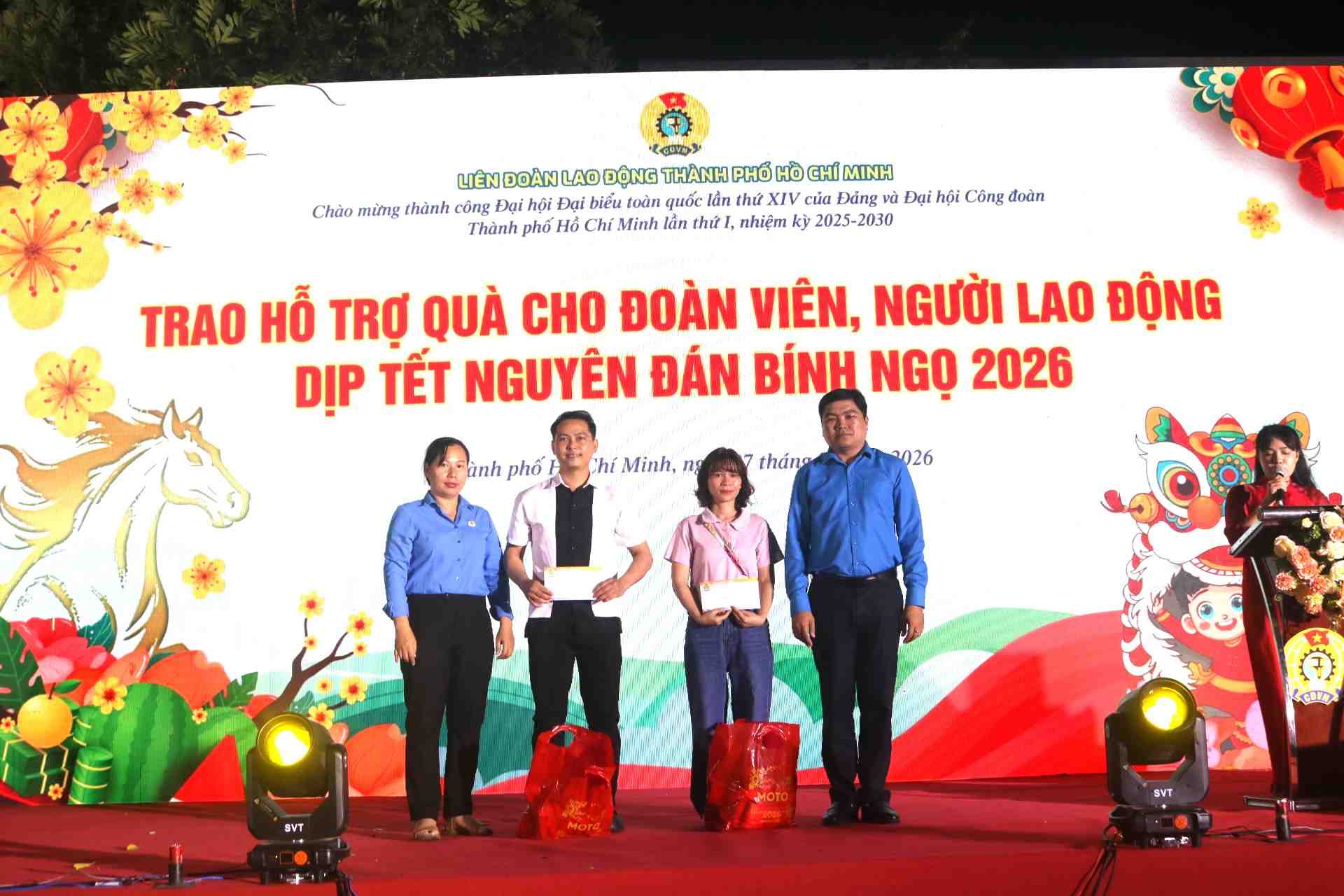 Công đoàn TPHCM trao hỗ trợ cho 2 công nhân có hoàn cảnh đặc biệt khó khăn. Ảnh: Đình Trọng