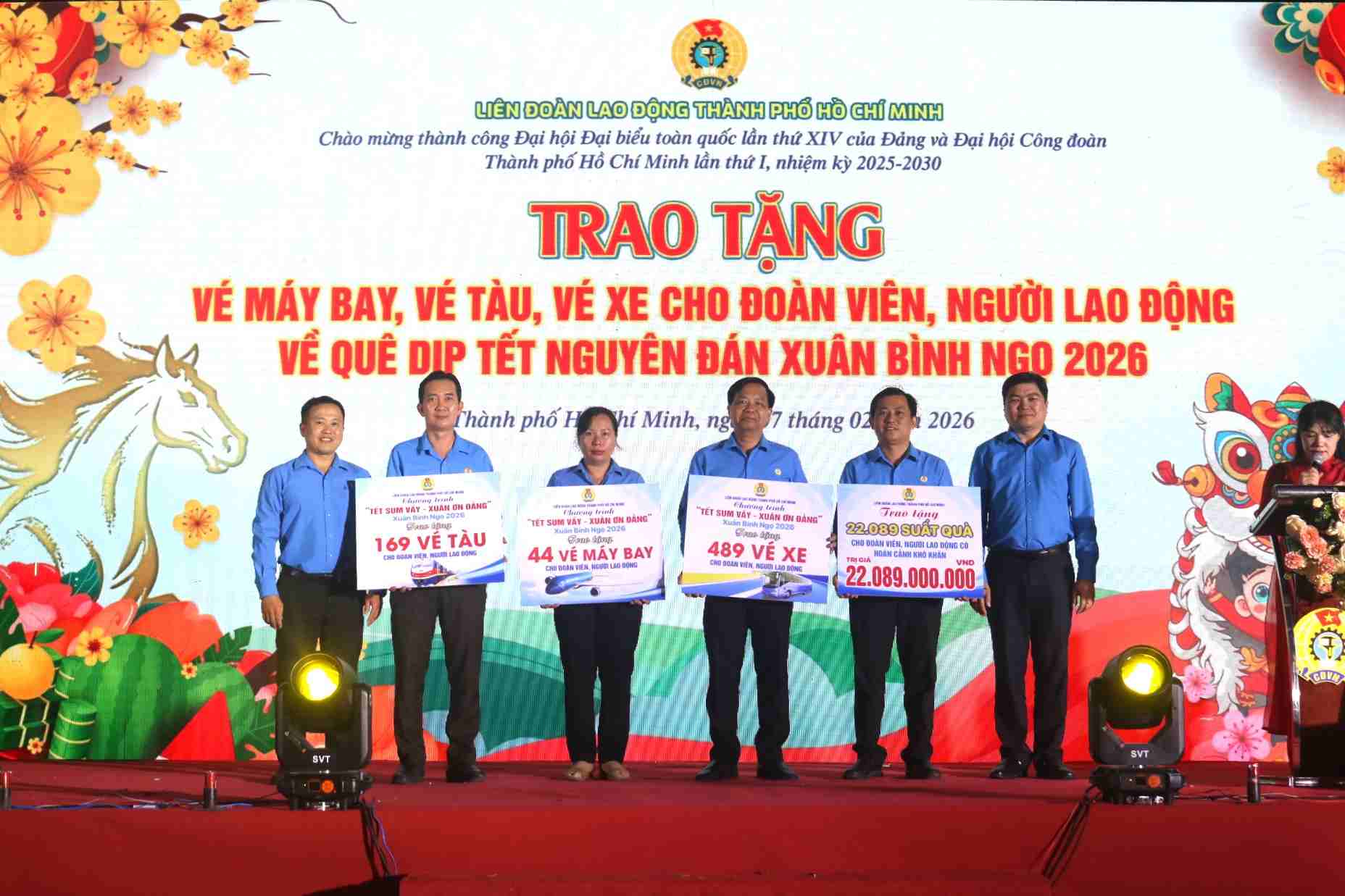 Tổ Công tác quản lý địa bàn số 9 LĐLĐ TPHCM trao bảng tượng trưng những phần quà hỗ trợ cho công nhân lao động. Ảnh: Đình Trọng