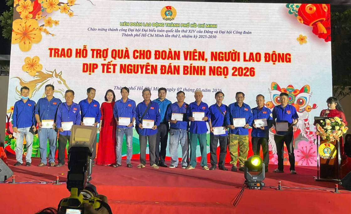 Tổ Công tác quản lý địa bàn số 9 LĐLĐ TPHCM trao quà hỗ trợ công nhân khó khăn. Ảnh: Đình Trọng