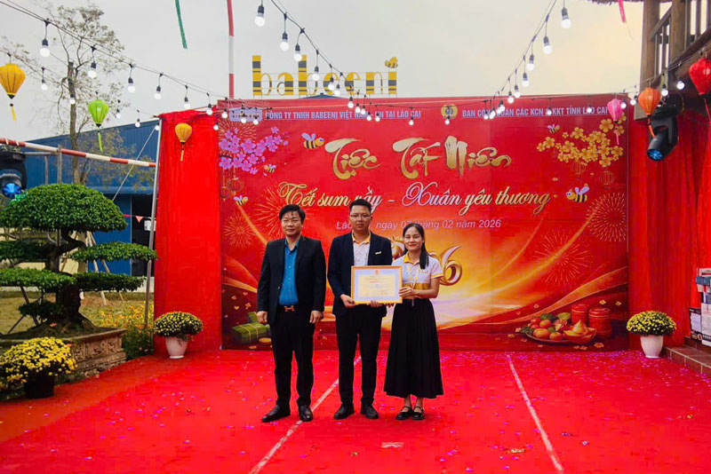 Tặng bằng khen cho các cá nhân, tập thể. Ảnh: Tuấn Hải