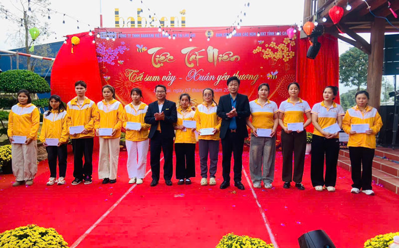 Giving gifts to support workers during Tet Sum vay. Photo: Dinh Dai