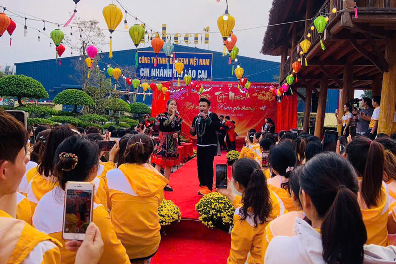 Chương trình văn nghệ tại Tết Sum vầy. Ảnh: Đinh Đại