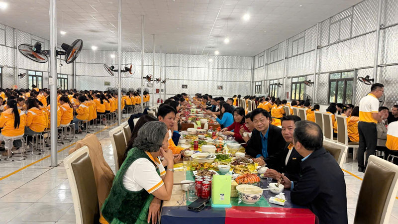 Hàng trăm công nhân dự bữa cơm công đoàn. Ảnh: Tuấn Hải 