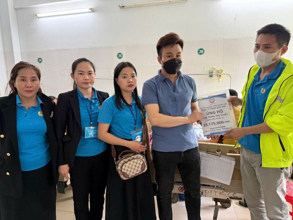 Quang Thanh Commune Trade Union has raised more than 35 million VND to support the family of Viet Fast Company workers who had an accident. Photo: Nghe An Trade Union