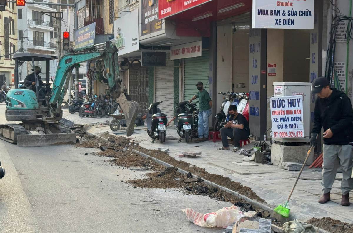 Hai Phong urges the progress of sidewalk, road, and park renovation and embellishment projects before Tet. Photo: Hoang Khoi
