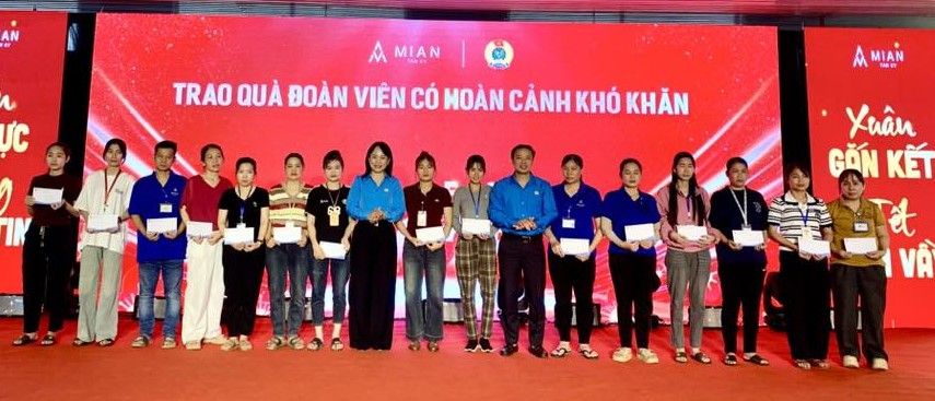 Nghe An Trade Union has presented 50 gifts to union members and workers in difficult circumstances in the year-end meal and Tet Reunion program. Photo: Nghe An Trade Union