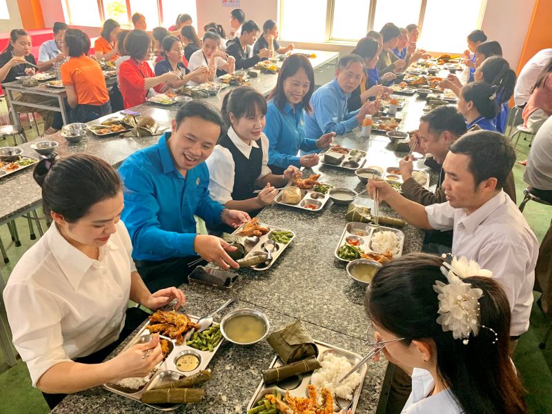 Bữa cơm tất niên đã mang đến không khí ấm áp, sẻ chia cho đoàn viên, người lao động trong dịp cuối năm. Ảnh: Công đoàn Nghệ An