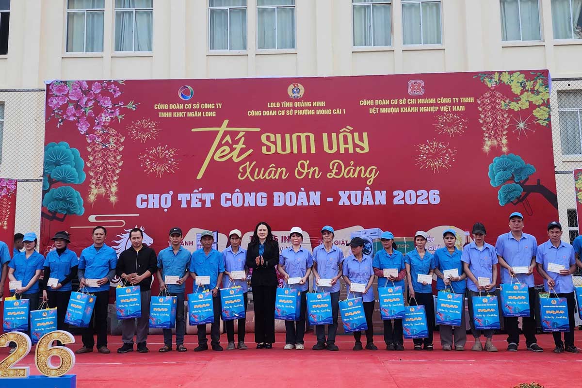 Bà Hoàng Thị Hồng Phấn - Phó Chủ tịch LĐLĐ tỉnh Quảng Ninh trao quà cho công nhân, người lao động. Ảnh: Hải Linh