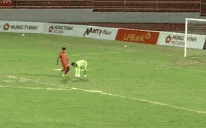 Phu Tho goalkeeper makes an unbelievable mistake, gifts a goal to the opponent