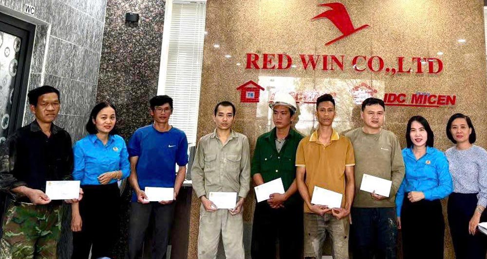 Nam Phuoc Commune Trade Union presents Tet gifts to workers of Central Mineral Construction Development Investment Joint Stock Company. Photo: Da Nang Trade Union.