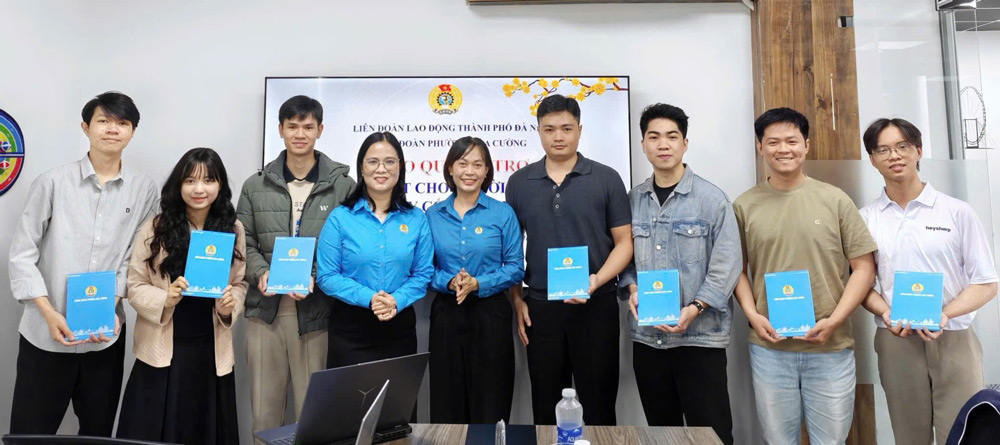 Hoa Cuong Ward Trade Union, Da Nang presents gifts to workers in difficult circumstances at Heysheep Joint Stock Company. Photo: Da Nang Trade Union.