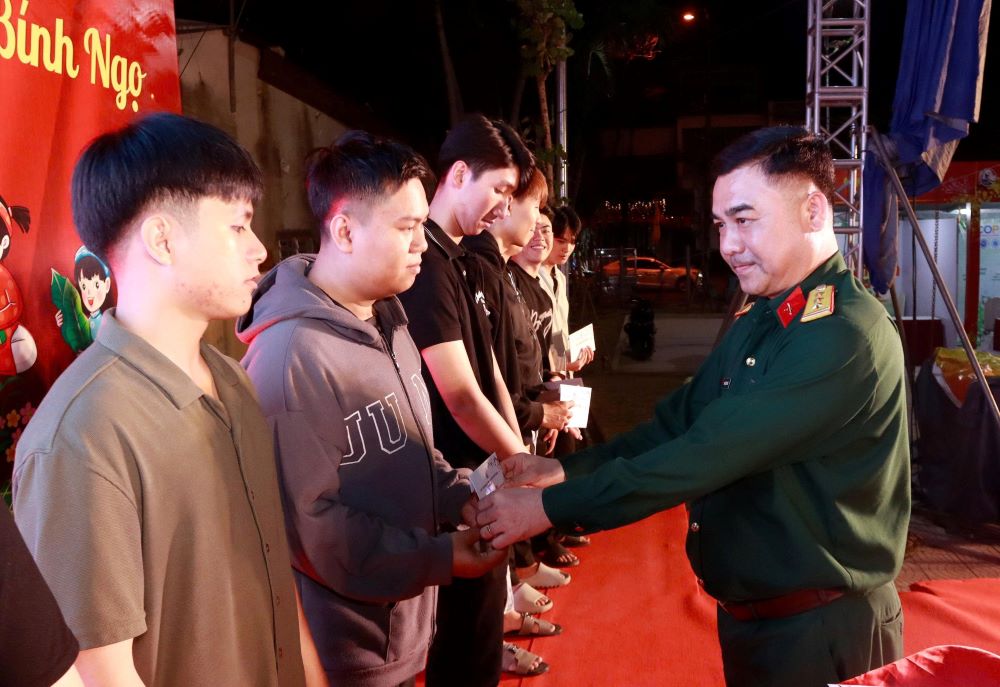 5 pairs of siblings in Da Nang volunteer to enlist. Photo: Quang Cuong