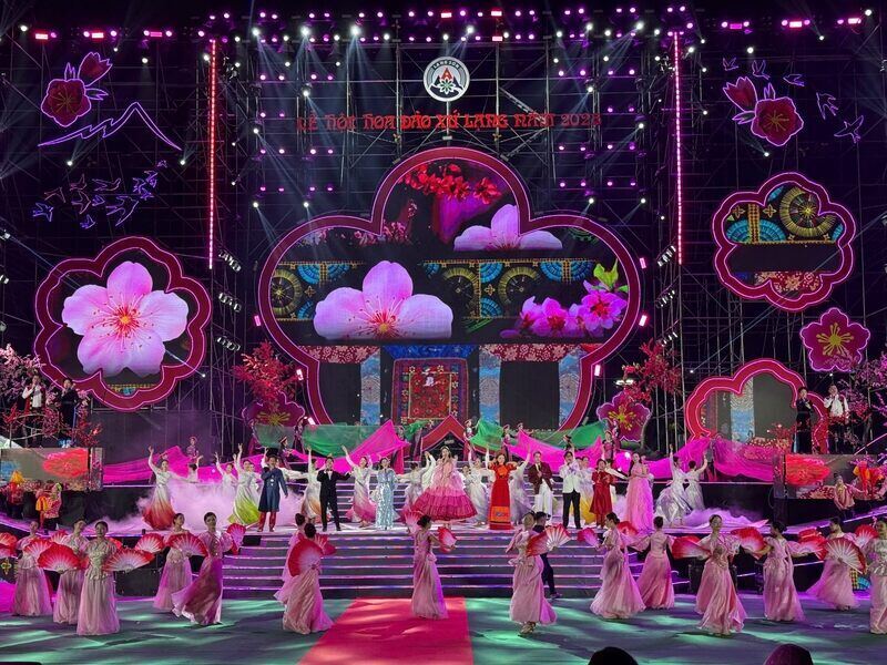 Chương trình nghệ thuật ấn tượng, mang đậm dấu ấn đất và người xứ Lạng. Ảnh: Vi Huấn