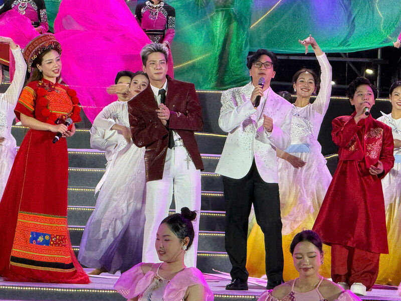 Chương trình với sự góp mặt của các nghệ sĩ nổi tiếng. Ảnh: Vi Huấn