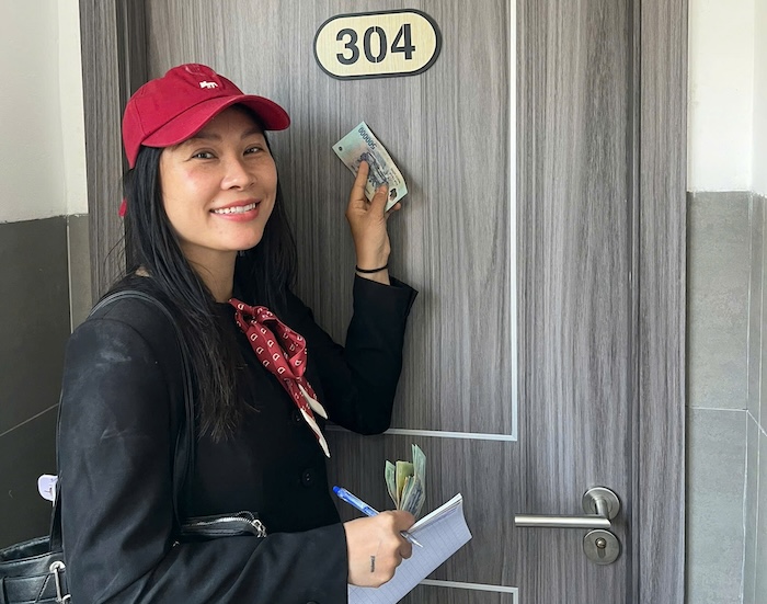 A female landlady on Me Suot street decided to give lucky money of 500,000 VND for each room. Photo: Thanh Huyen