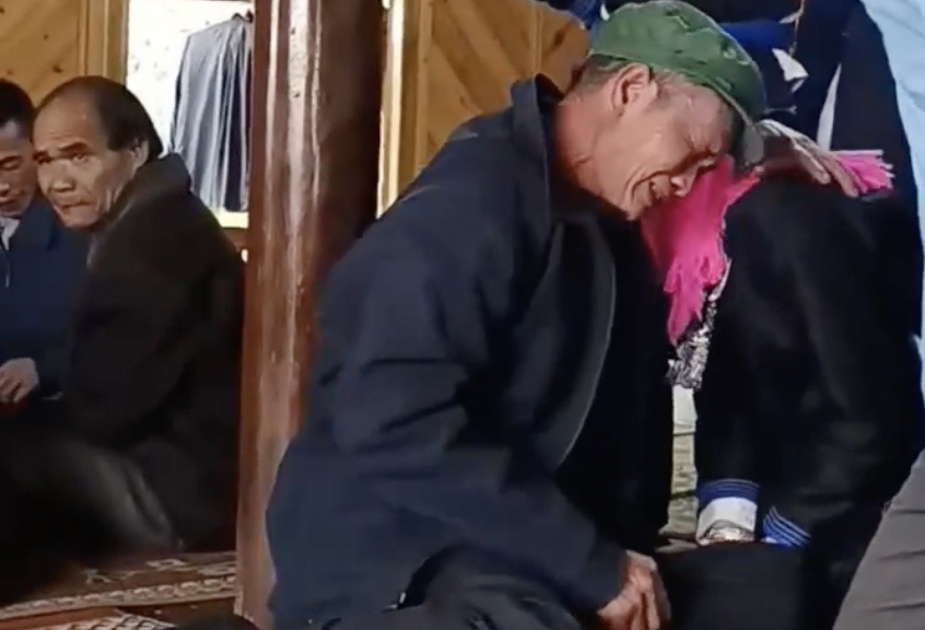 The bride choked up hugging her father before getting in the wedding car to go to her husband's house. Photo: Character provided