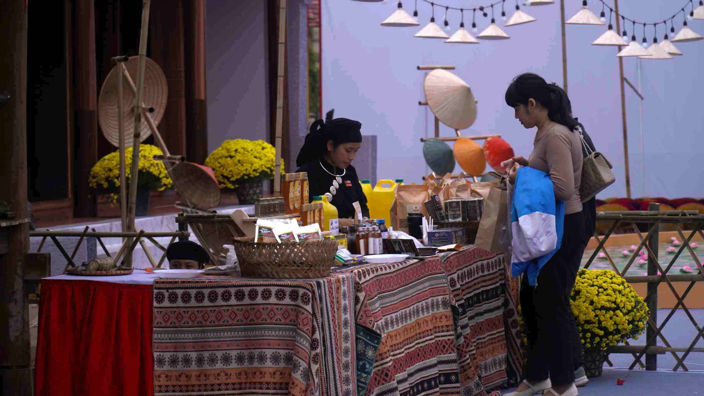 Gian hàng bày bán các sản phẩm đặc sản Tây Nguyên. Ảnh: Minh Vũ 