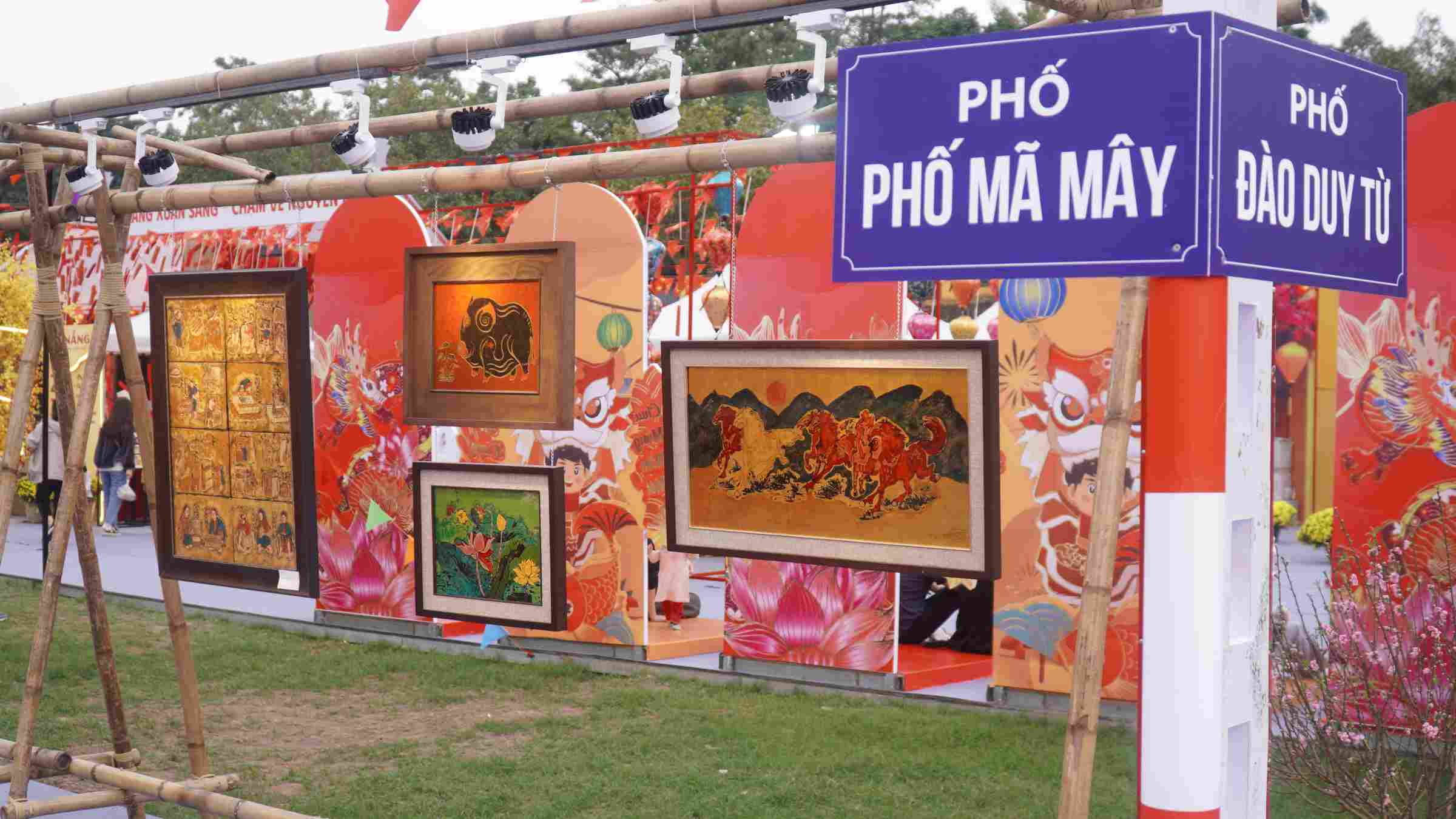 Con đường tranh trưng bày những tác phẩm nghệ thuật tái hiện đậm nét giá trị văn hóa Việt Nam. Ảnh: Minh Vũ 