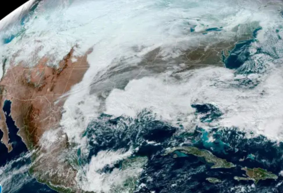 Cold air from the Arctic pours in at the weekend, causing cold rain. Photo: NOAA