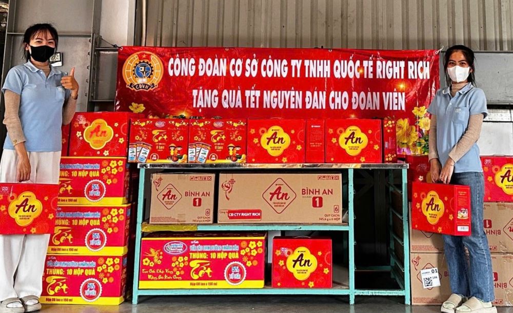 Những phần quà Tết được công đoàn cơ sở trao tặng. Ảnh: Phạm Duy 